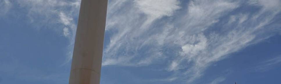 Aos pés dos enormes moinhos de vento do parque eólico na região de Canoa Quebrada, no litoral do Ceará